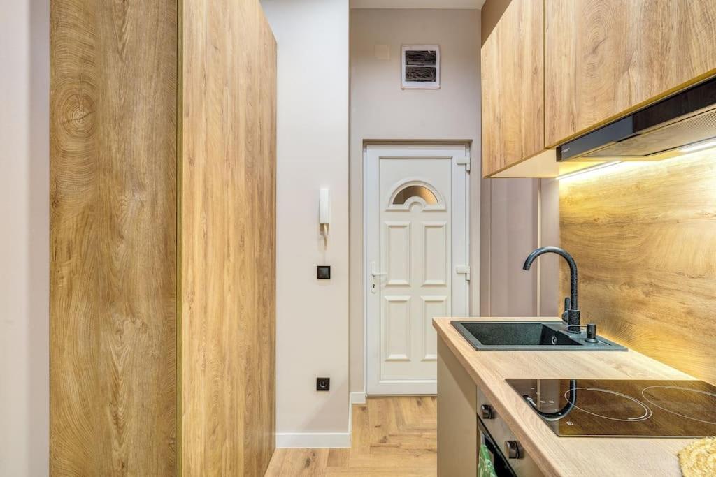 Modern Oasis In Roekk Street By Newave Apartament